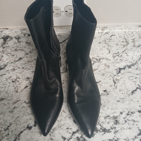 Michael Kors Women Leather Blaine Flex Kitten Bootie Sz 7 - Picture 1 of 9